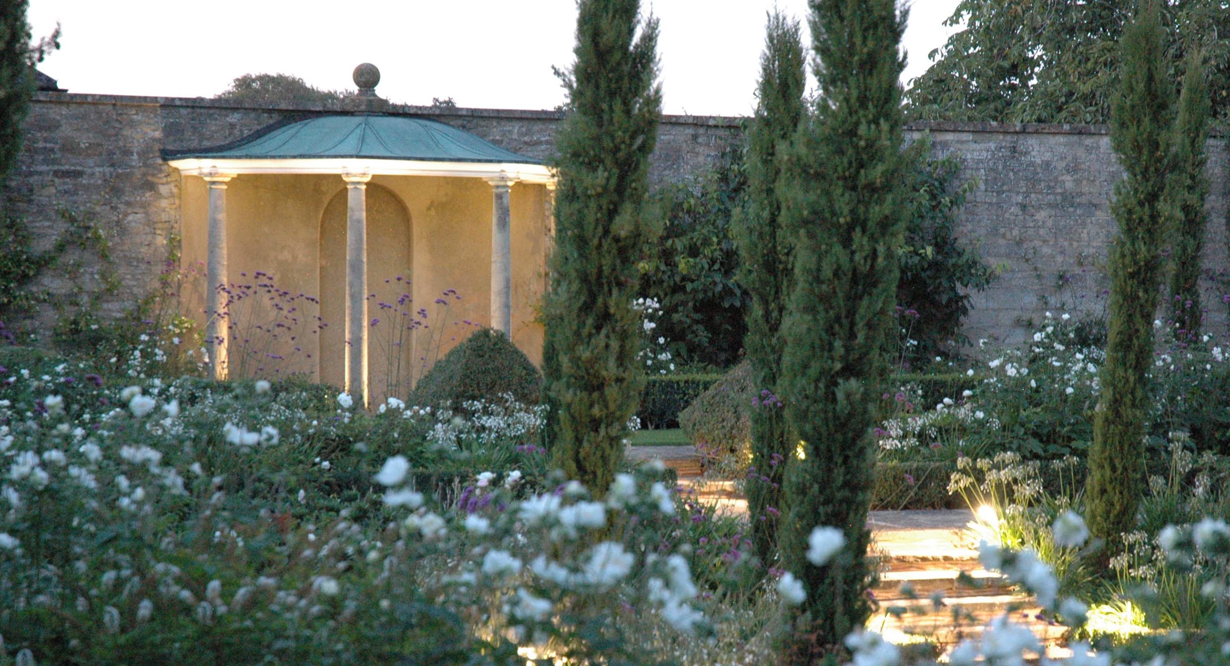 CLASSIC ENGLISH GARDEN image