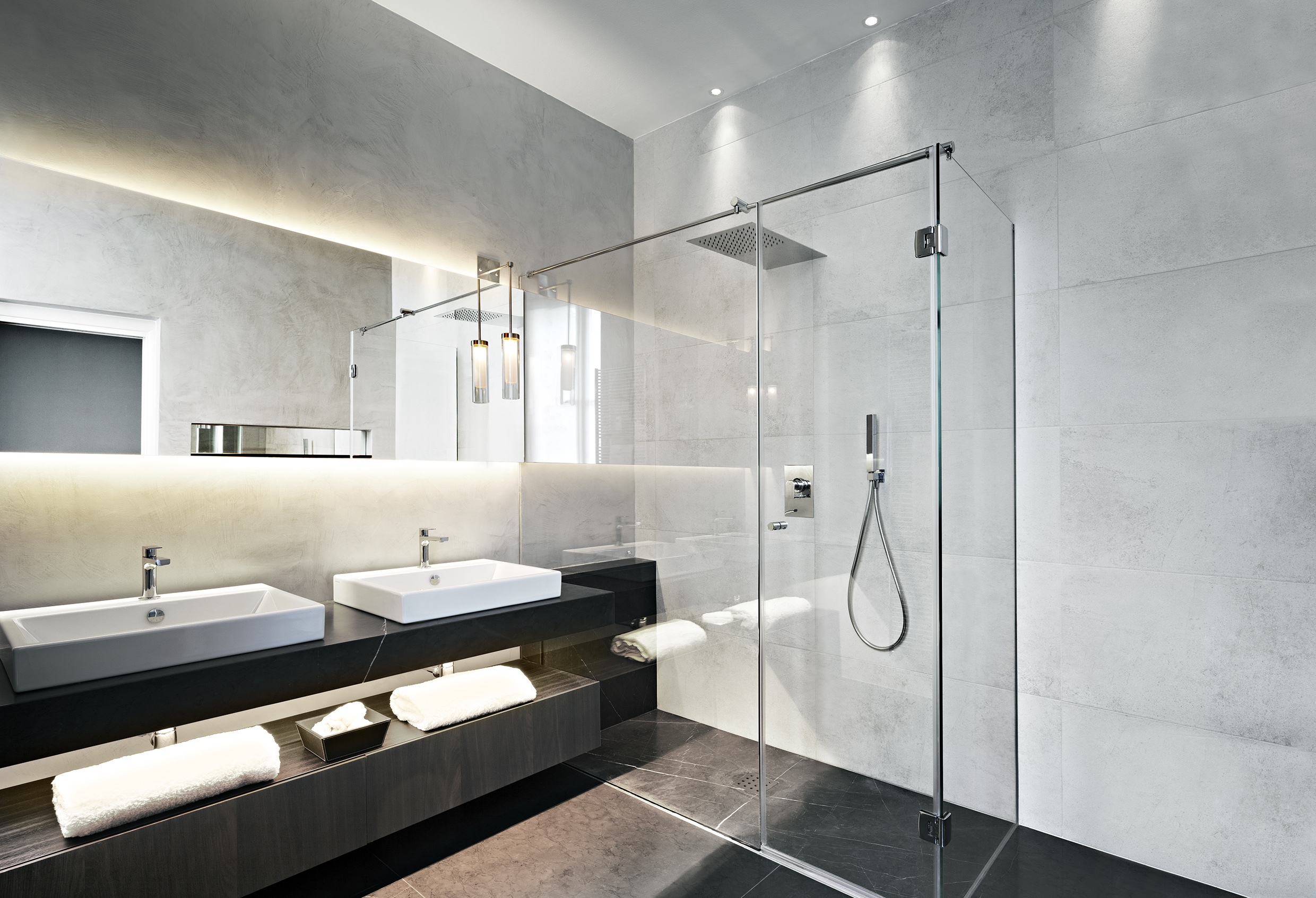 HIGH CEILINGED BATHROOM image