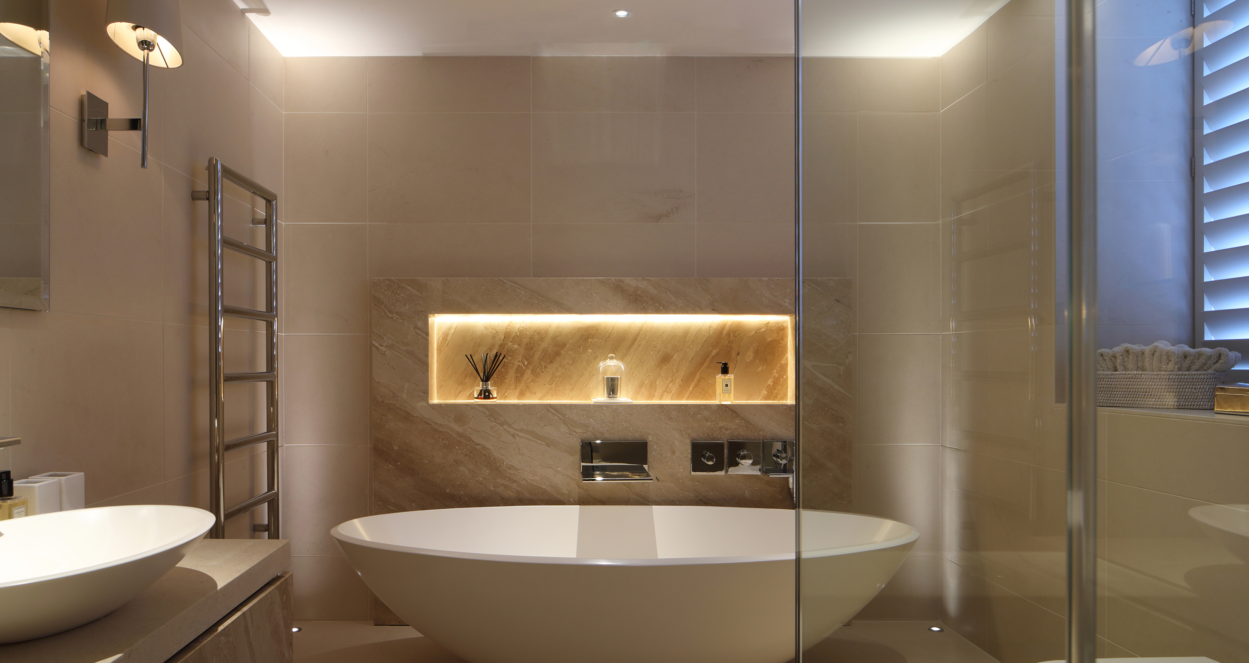 FREESTANDING BATH AND NICHE image