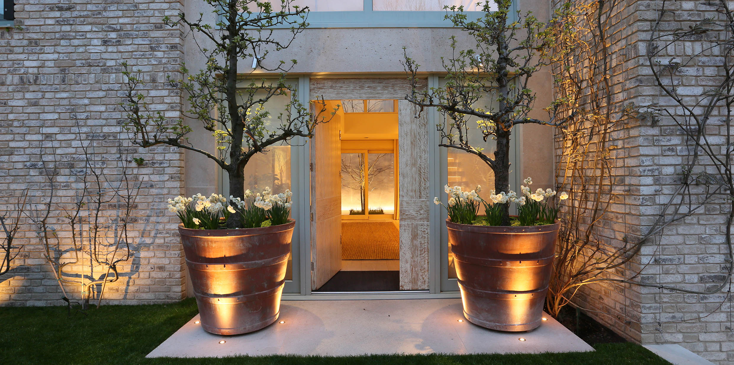 INVITING CONTEMPORARY ENTRANCE image