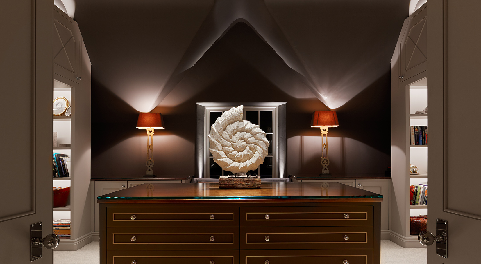 Central island in dressing room with two table lamps