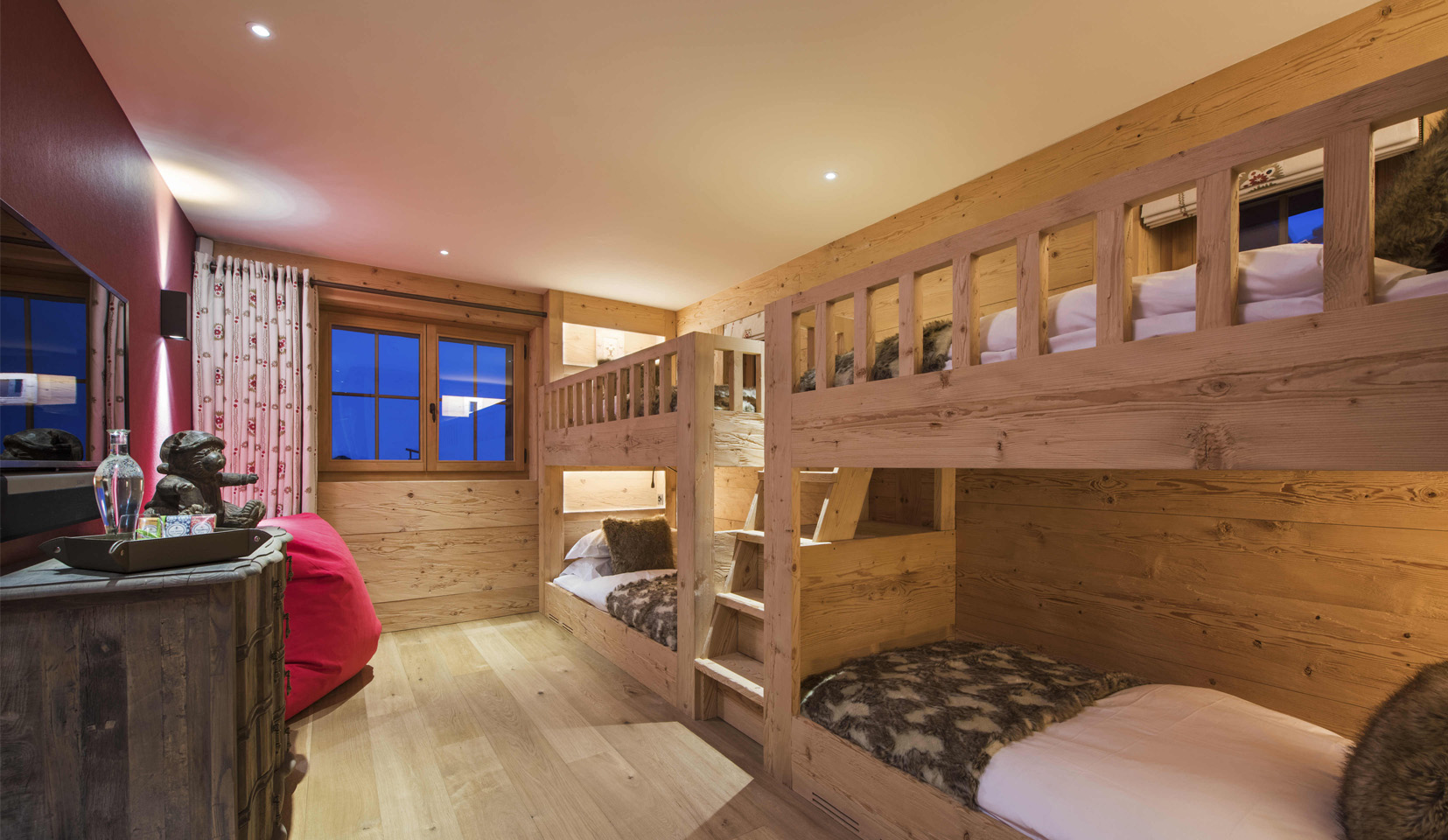 Childrens bedroom in chalet with bunk beds
