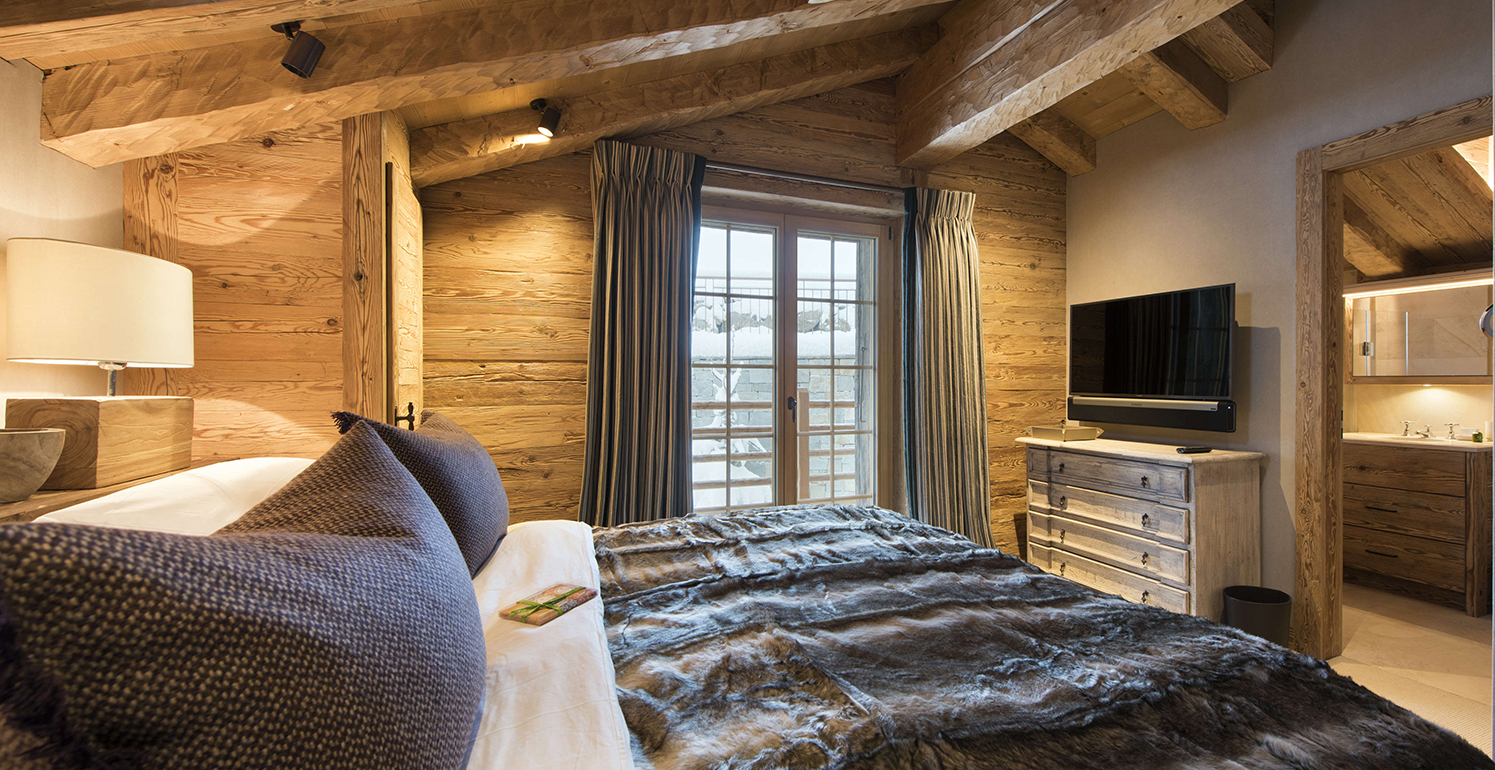 TRADITIONAL WOODEN CHALET BEDROOM image